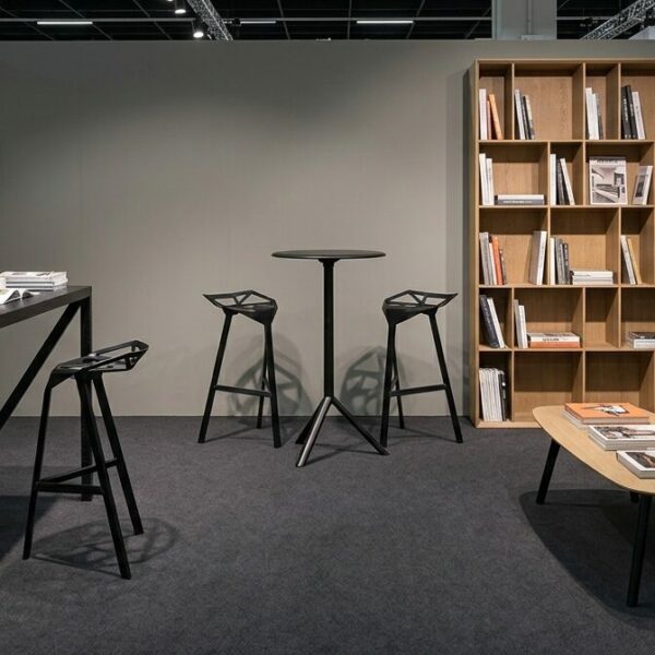 Fauteuil AAC121 - Hay - table basse solapa- stu - mange debout miura - tabouret stool one - magis - bureaurama - étagère hang - location mobilier évenementiel